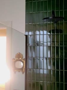 滨海图维列杜21住宿加早餐旅馆的墙上的绿色瓷砖淋浴和镜子
