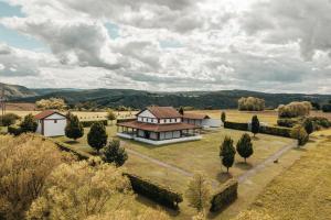 PommernGenuss Cottage - Ferienhaus im Weindorf an der Mosel的田间中的房子