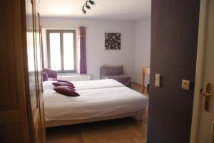希迈Hotel De Franc Bois的一间小卧室,配有床和窗户