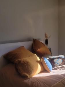 滨海图维列杜21住宿加早餐旅馆的床上有四个枕头