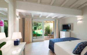 圣玛格利特迪普拉布干维尔福特村度假酒店的一间卧室设有一张床和一个滑动玻璃门