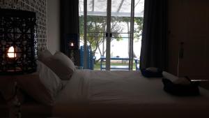 皮皮岛PP Blue Sky Resort-SHA Plus的卧室配有一张大白色床和窗户