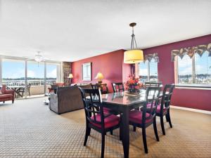 默特尔比奇Yacht Club Villas #2-405 condo的一间带桌椅的用餐室和一间客厅