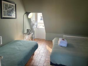 拉弗雷切Chambre Sixtine的一间小卧室,配有床和窗户