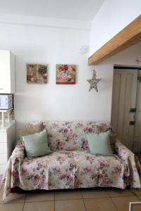 佩波利堡Appartamento Simona的一张沙发,上面有毯子,放在房间里