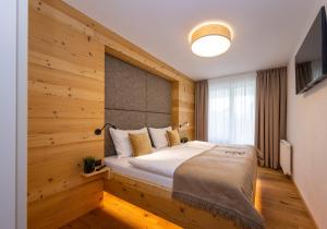 卡普伦FESH LIVING的一间卧室配有一张木墙床