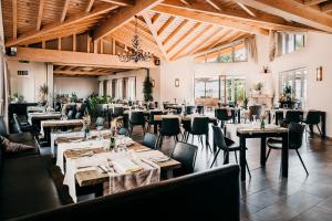 海德堡贝肯霍夫酒店 的餐厅设有木制天花板和桌椅