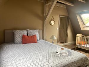 拉弗雷切Les Chambres du Roi的一间卧室设有一张大床和一个窗户。