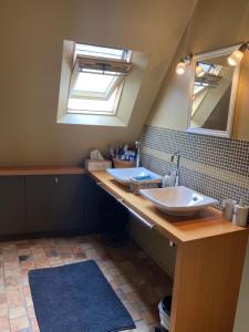 拉弗雷切Chambre Alix的浴室设有2个水槽和镜子