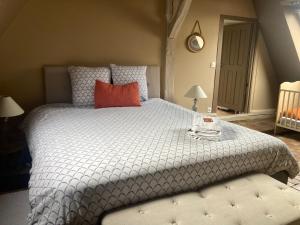 拉弗雷切Chambres Calix的一间卧室配有一张带红色枕头的大床