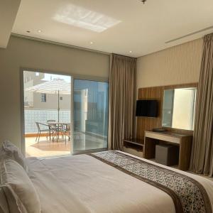 吉达Sarwat Park Hotel Jeddah的一间卧室配有一张床,享有庭院的景色