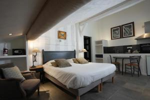 热拉梅普希尔酒店的一间带白色大床的卧室和一间厨房