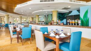 新巴利亚塔德尔帕尔马别墅火烈鸟海滩Spa度假酒店的一间带桌椅的餐厅和一间酒吧