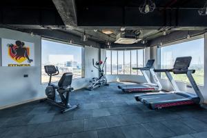 DahejHotel Luxy的大楼内带跑步机和椭圆机的健身房