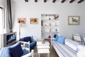 布拉内斯Vivalidays Rosa - Blanes的客厅配有蓝色和白色的家具