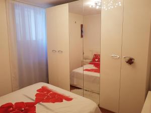 卡尔塔吉罗Casa Vacanze Via Cappuccini的一间卧室设有两张床和一个带镜子的橱柜。