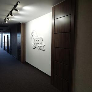 德罗霍贝奇Hotel Zefir的墙上有标志的办公室走廊