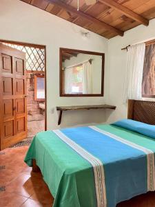 特隆戈内斯Casita Monarca的一间卧室设有床、窗户和门