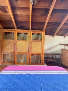 特隆戈内斯Casita Monarca的客房设有木墙和木制天花板。