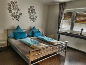 博帕德Rhein - Mosel Quartier 4的一间卧室配有一张带蓝色枕头的床和一扇窗户。