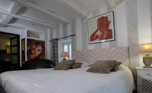热拉梅普希尔酒店的卧室配有一张带两个枕头的大白色床
