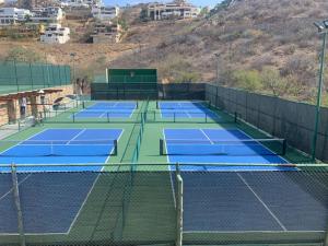 卡波圣卢卡斯Casa Robyn的网球场上的两个网球场
