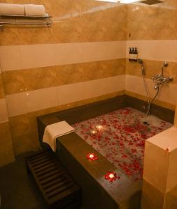 布什格尔Rawai Luxury Tents Pushkar的地板上设有带蜡烛浴缸的浴室