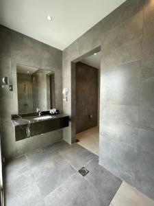吉达Sarwat Park Hotel Jeddah的一间带水槽和镜子的浴室