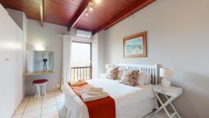 绍斯布鲁姆San Lameer Splash by Top Destinations Rentals的卧室配有白色的床和窗户。