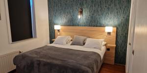滑铁卢乐1815酒店的一间卧室配有一张大床和两个枕头