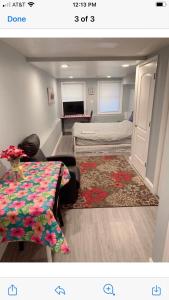 巴尔的摩EN SUITE NEXT TO FELLS POINT的小房间设有一张床和一张桌子
