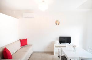 普拉托DiMora RIccaFrida - Luxury Home -的白色的客厅配有白色的沙发和红色的枕头。