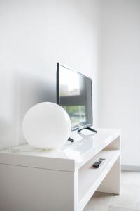 普拉托DiMora RIccaFrida - Luxury Home -的配有镜子的白色梳妆台和电视机
