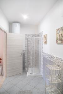 普拉托DiMora RIccaFrida - Luxury Home -的带淋浴的浴室和玻璃门