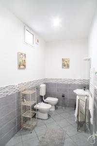 普拉托DiMora RIccaFrida - Luxury Home -的浴室设有2个卫生间和水槽