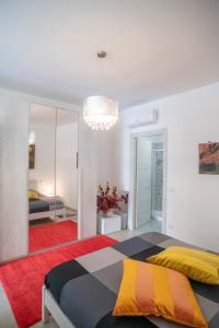 普拉托DiMora RIccaFrida - Luxury Home -的一间卧室配有一张床和镜子