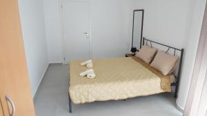 MoíraiNikolas Family Apartments的一间卧室配有一张床,上面有两条毛巾