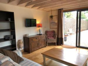 斯托尔河畔希普斯顿Bank Studio - luxury Cotswolds haven for two的客厅配有沙发和桌子