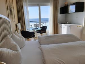费马恩Haus Achtern Diek的酒店客房设有一张床,享有海景。