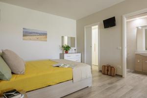 锡耶纳Siena Living Apartment的一间卧室配有黄色的床和水槽