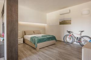 锡耶纳Siena Living Apartment的卧室配有一张床,墙上有自行车