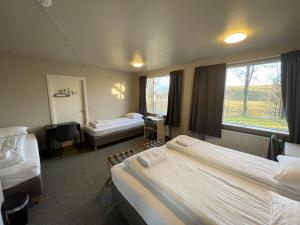 塞尔福斯比特拉住宿加早餐旅馆的酒店客房设有两张床和窗户。