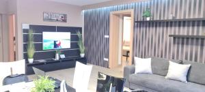巴拉顿菲赖德Villapark Pleasure Apartment的带沙发和电视的客厅