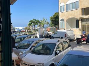 马奥莱Appartamento 10 m dal mare Casa da zia Lena Maiori的停在停车场的一排汽车