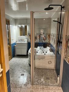 Kaunata信天翁旅馆的带淋浴、浴缸和卫生间的浴室