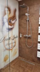 哥达Gästehaus Luise的带淋浴的浴室,墙上配有海报