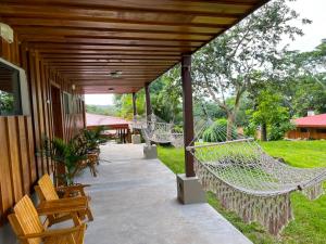 利比里亚瓜齐佩林庄园火山牧场农场酒店及温泉的房屋内带吊床的门廊
