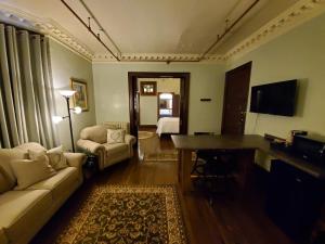 LauriumDaniell Manor的客厅配有沙发和书桌。