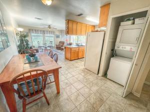 新布朗费尔斯Comal River Condo 375的厨房配有桌子和白色冰箱。