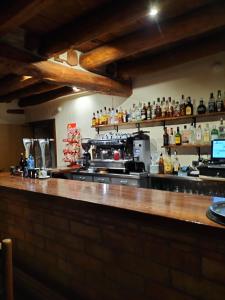 AliagaHotel Molino Alto的厨房设有带吧台的酒吧